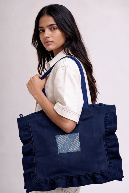 Bagwati 02 tote carried by model